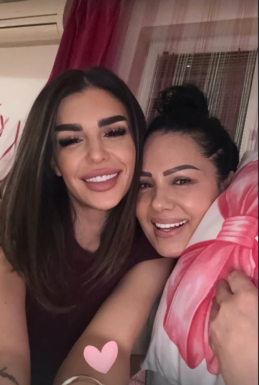 Prva slika Zlate Petrović sa snajkom, Ena Čolić slavi Badnje veče u domu pevačice:  Pozirale zagrljene