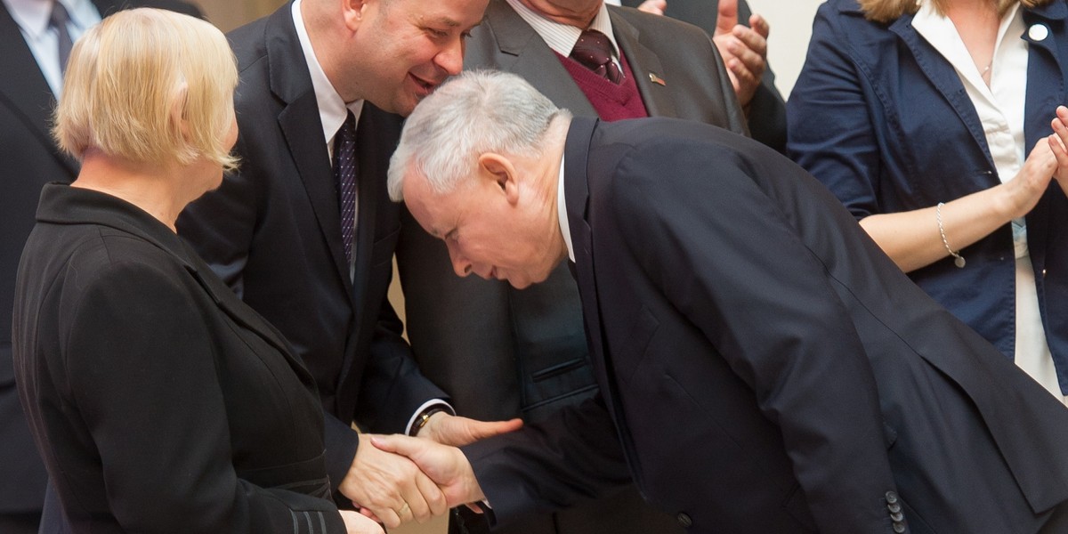 Jarosław Kaczyński całuje kierowcę w rękę