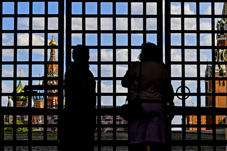 Dwie osoby w "Zaryadye Park", na tle Cerkwi Wasyla Błogosławionego w Moskwie, 3 lipca 2023 r.
