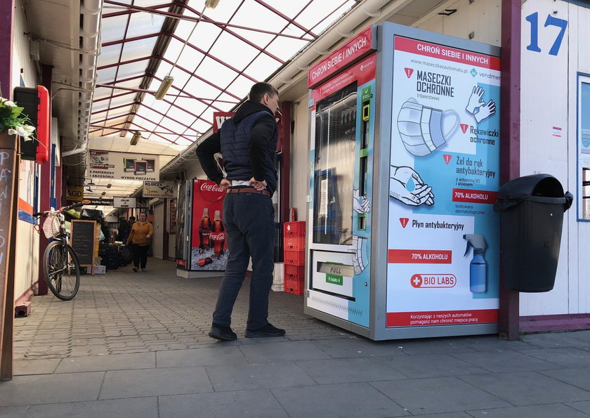 automat z maseczkami i zelami antybakteryjnymi