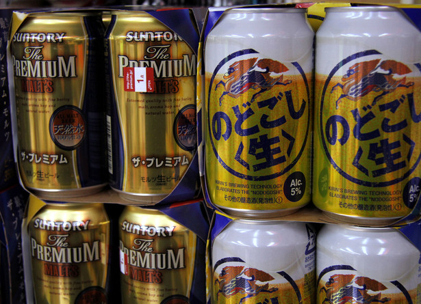 Puszki piwa Santory oraz Kirin na sklepowych półkach w jednym z tokijskich sklepów