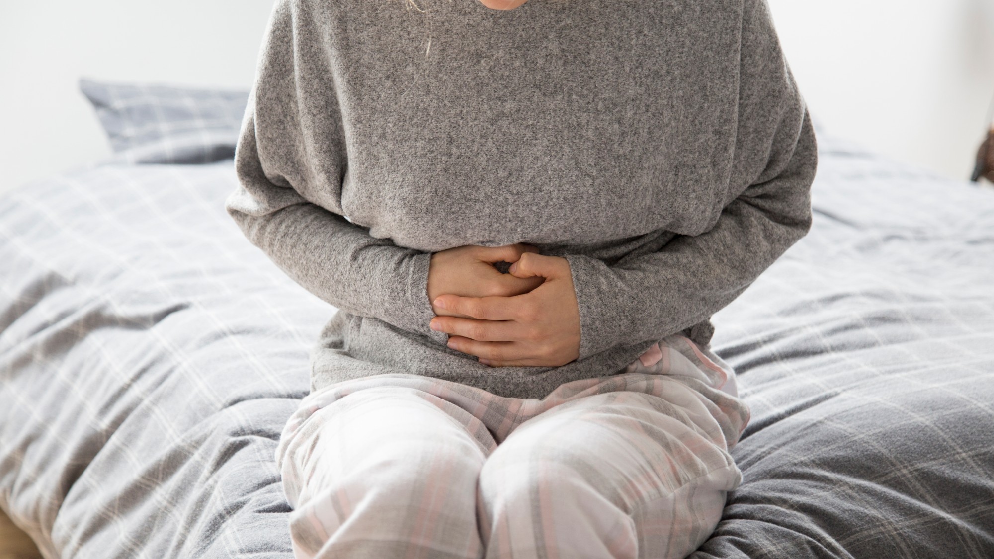 Jedným z príznakov rakoviny hrubého čreva je aj pravidelná bolesť brucha. 