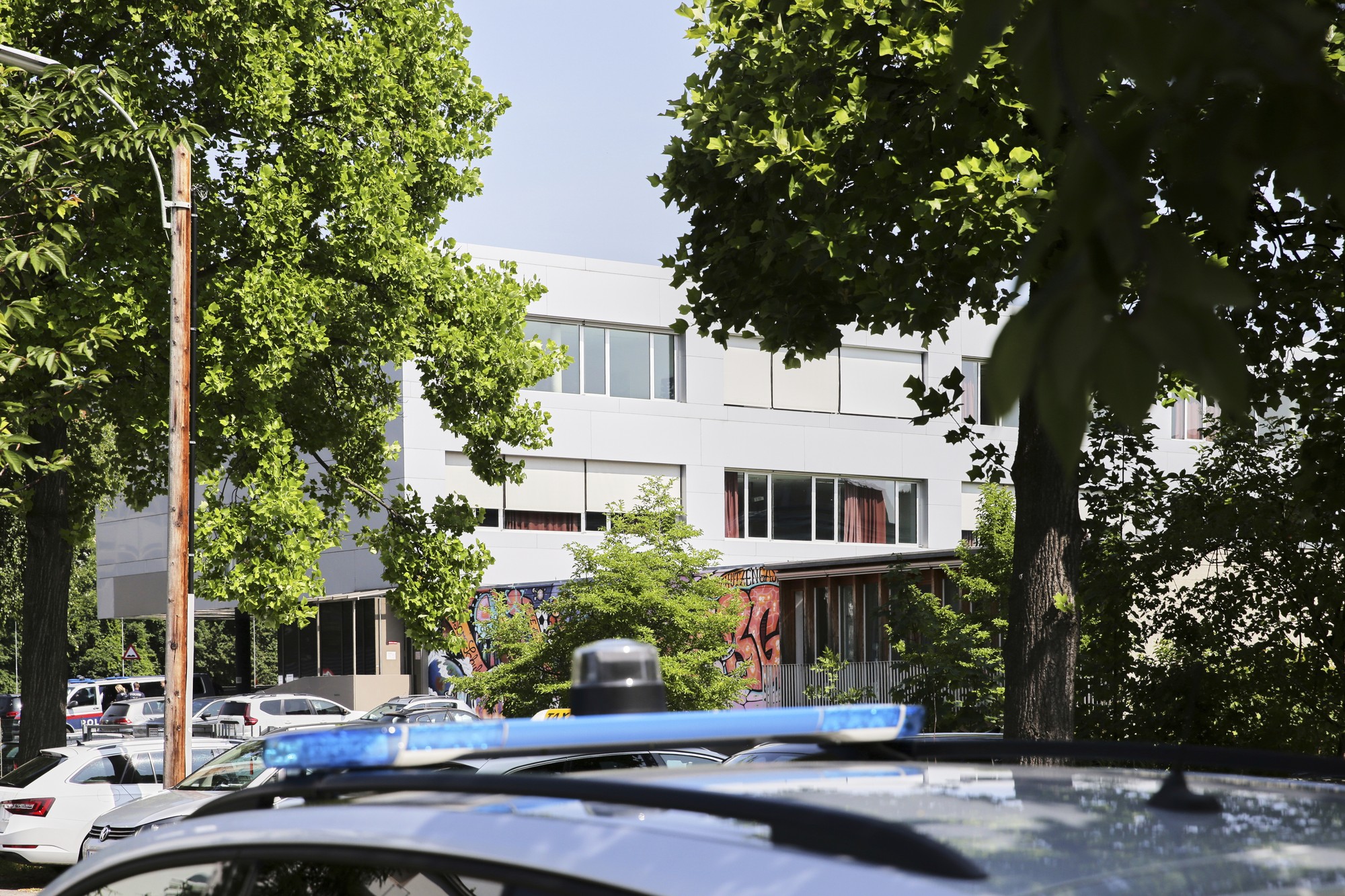 Na snímke budova strednej školy, kde sa odohrala streľba v rakúskom meste Graz.