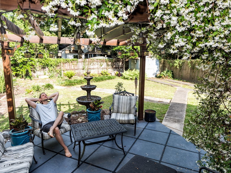 Pergola w ogrodzie / shutterstock 