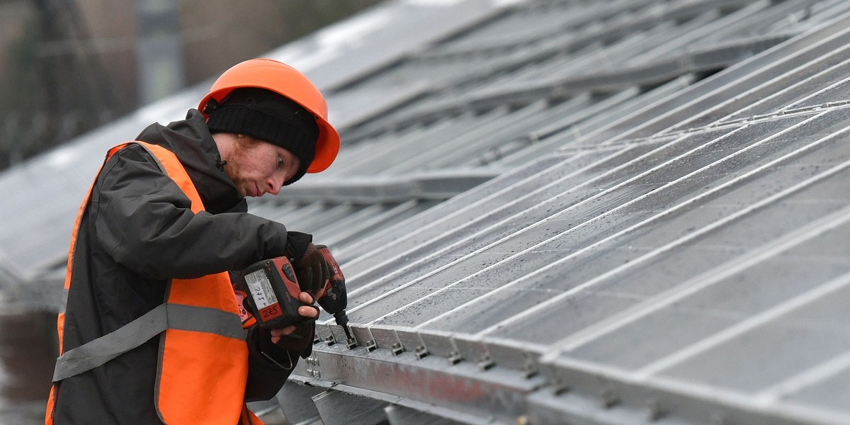 Panele fotowoltaiczne stanęły 100 metrów od dawnej elektrowni, która dziś jest zabezpieczona specjalnym "sarkofagiem"