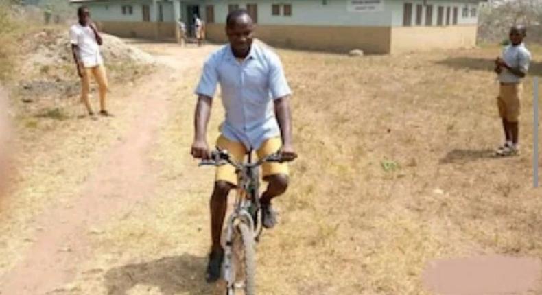 This blind man rides bicycle perfectly as if he was able-bodied