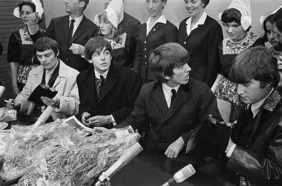 Słynna czwórka z Liverpoolu, czyli John, Paul, George i Ringo... No właśnie. Ringo Starr do Holandii nie poleciał, bo zmagał się właśnie z ostrym zapaleniem migdałków. Na pewien czas zastąpił go więc inny perkusista, Jimmie Nicol, który niespodziewanie otrzymał od życia swoje pięć minut sławy.