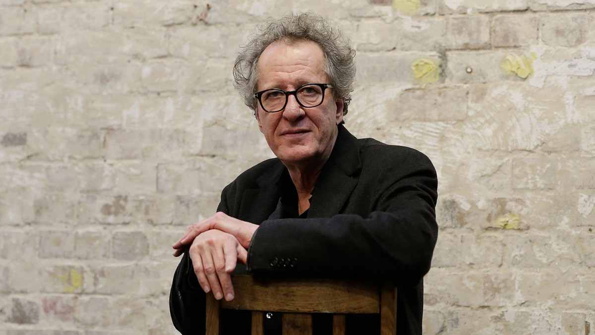 National Geographic Channel zapowiada serial oparty na biografii Alberta Einsteina autorstwa Waltera Isaacsona. Rolę młodego naukowca zagra świetnie zapowiadający się aktor Johnny Flynn, a dojrzałego Einsteina – Geoffrey Rush. Zdjęcia do dziesięcioodcinkowej telewizyjnej antologii rozpoczną się w przyszłym miesiącu w Pradze. Reżyserem pierwszego odcinka będzie zdobywca Oscara, Ron Howard. Premiera serii odbędzie się w przyszłym roku na antenie National Geographic Channel w 171 krajach i 45 wersjach językowych.