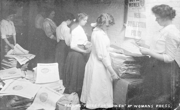 Pakowanie egzemplarzy „Votes for Women przy Charing Cross Road w Londynie, wrzesień 1911 r.