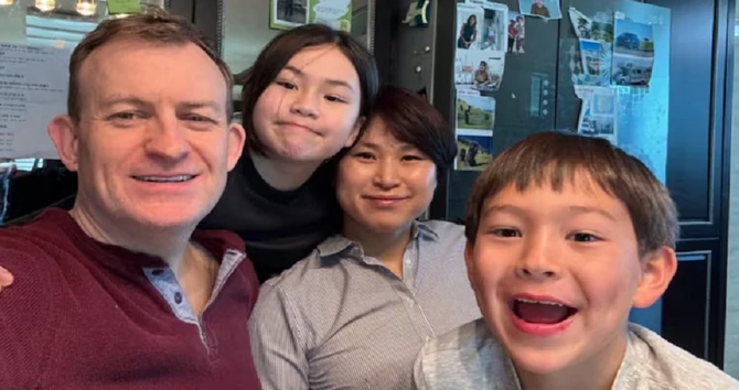 Profesor Keli sa suprugom i decom