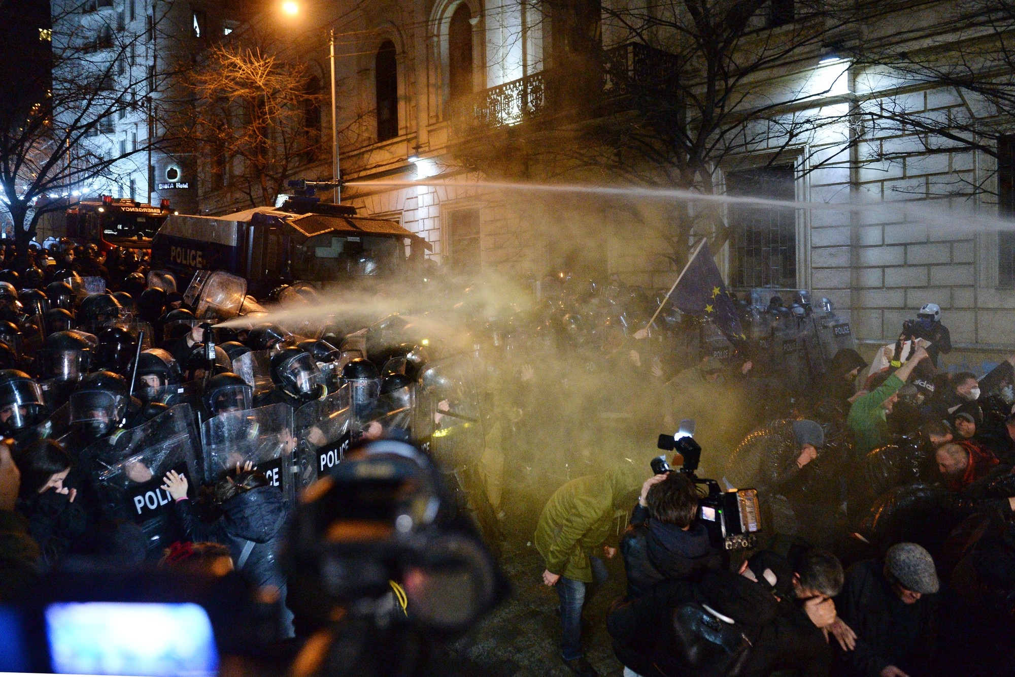 Kontroverzný návrh zákona o zahraničných agentoch vyvolal v Gruzínsku hromadné protesty.