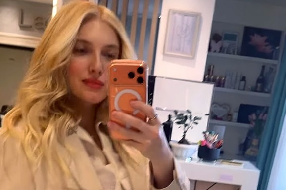 NIKOLINA KOVAČ POKAZALA KAKO IZGLEDA 20 DANA NAKON POROĐAJA Pevačica obukla suknju i košulju, pa izašla iz doma: "Mali beg" (VIDEO)