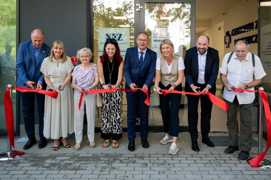Symboliczne przecięcie wstęgi przed Centrum Zdrowia Psychicznego przy ul. Stalowej