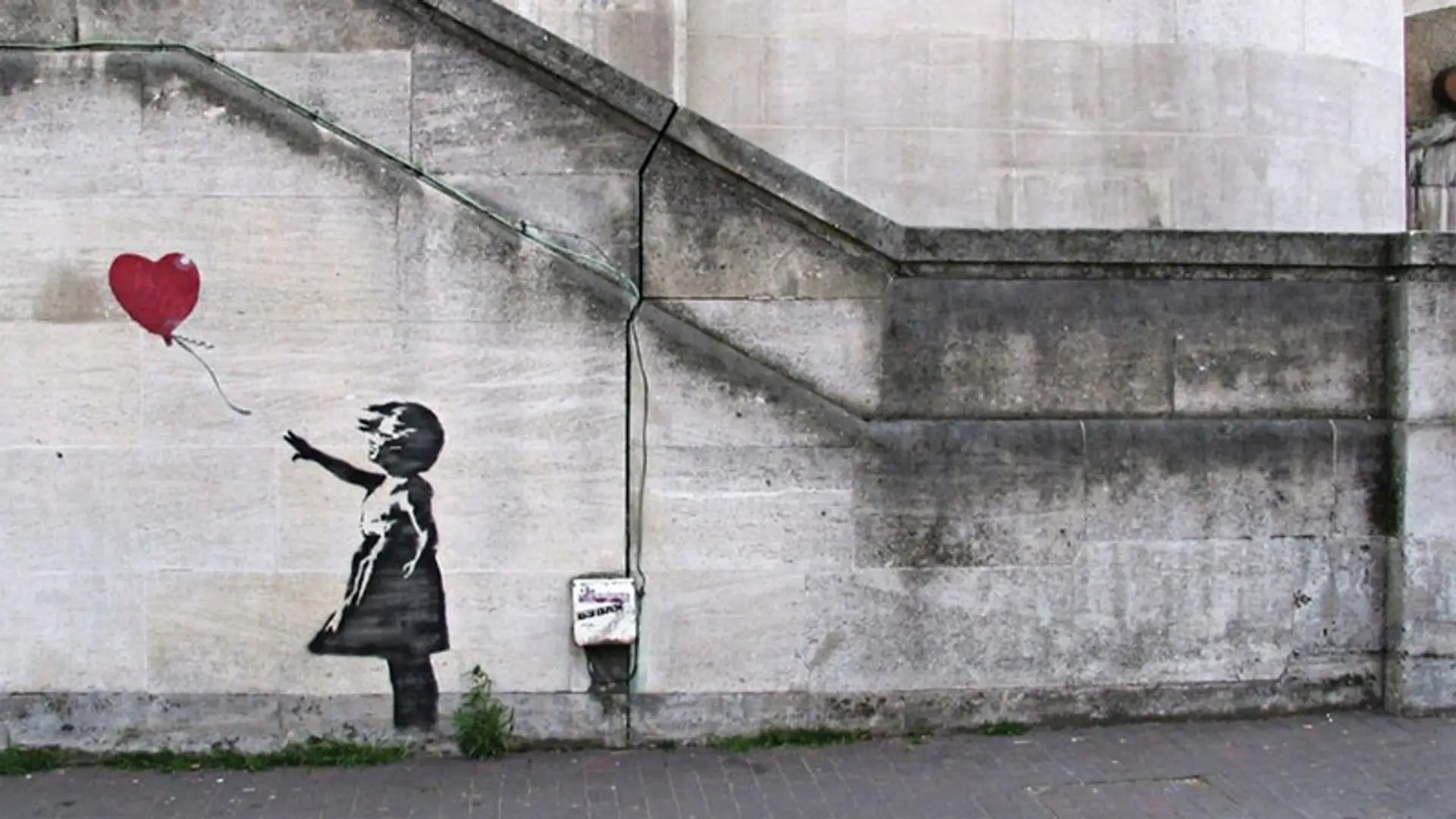 Kim jest Banksy? Dziennikarz śledczy twierdzi, że to popularny muzyk, który grał niedawno w Krakowie