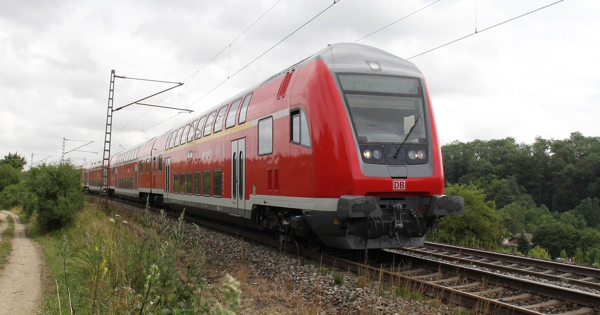 Dramat na torach w Niemczech: Pociąg uderzył w betonowe przeszkody