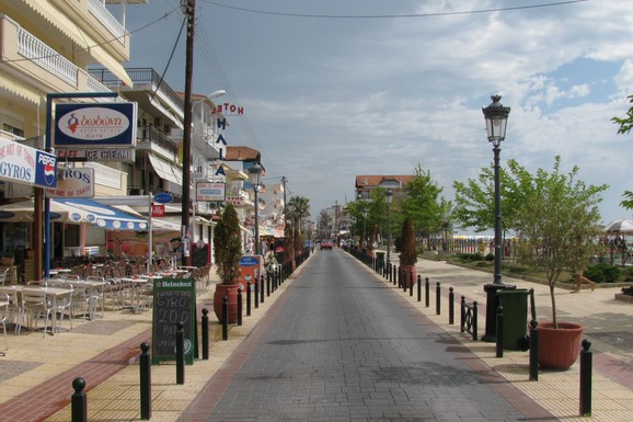 (FOTO) Sve ovo za 5 evra, sa sve KROFNOM?! Srbi sa nevericom gledaju u paket usluga na popularnoj plaži u grčkom baru