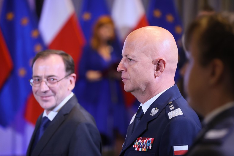 Były komendant główny policji Jarosław Szymczyk. W tle Mariusz Kamiński