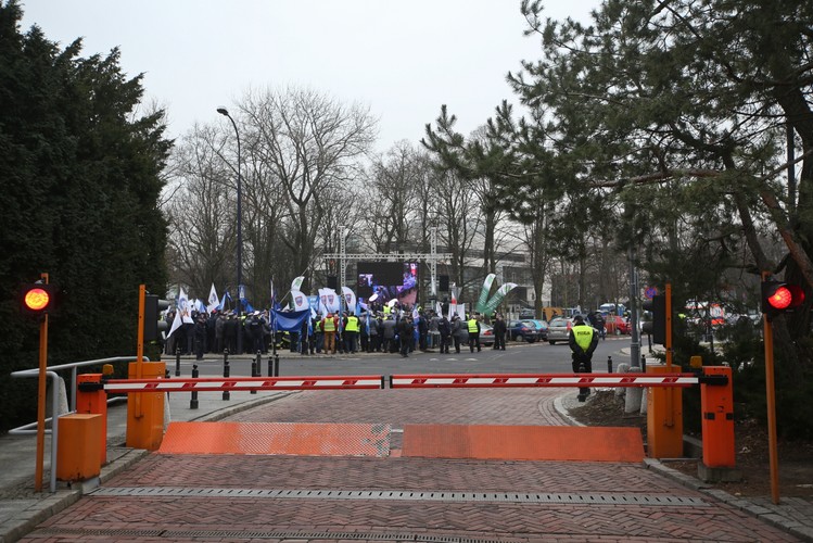 Pikieta mundurowych przed Sejmem