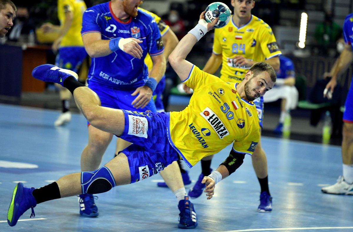 Zawodnik Łomży Vive Kielce Arciom Karalek podczas meczu grupy A Ligi Mistrzów piłkarzy ręcznych z Mieszkow Brześć