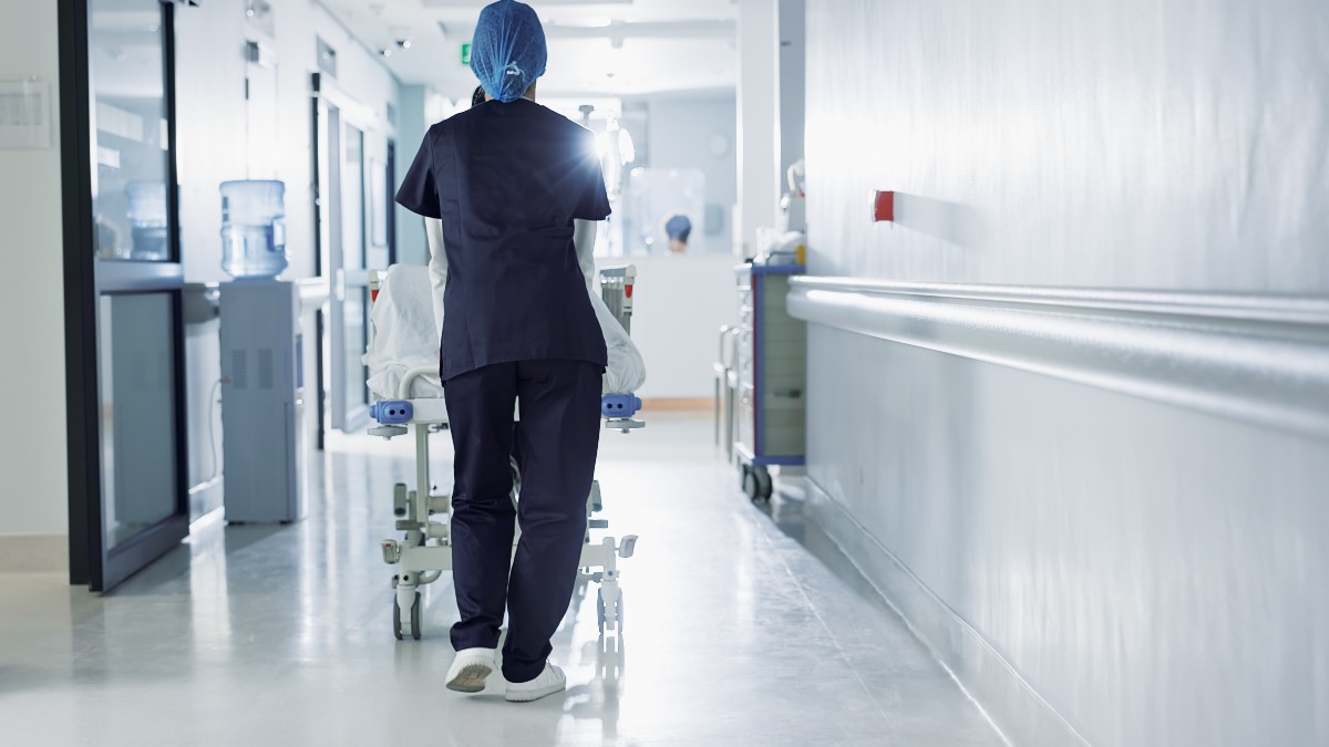 O asistentă medicală româncă a murit la serviciu, în Italia, iar o colegă, tot româncă, e anchetată pentru ucidere din culpă