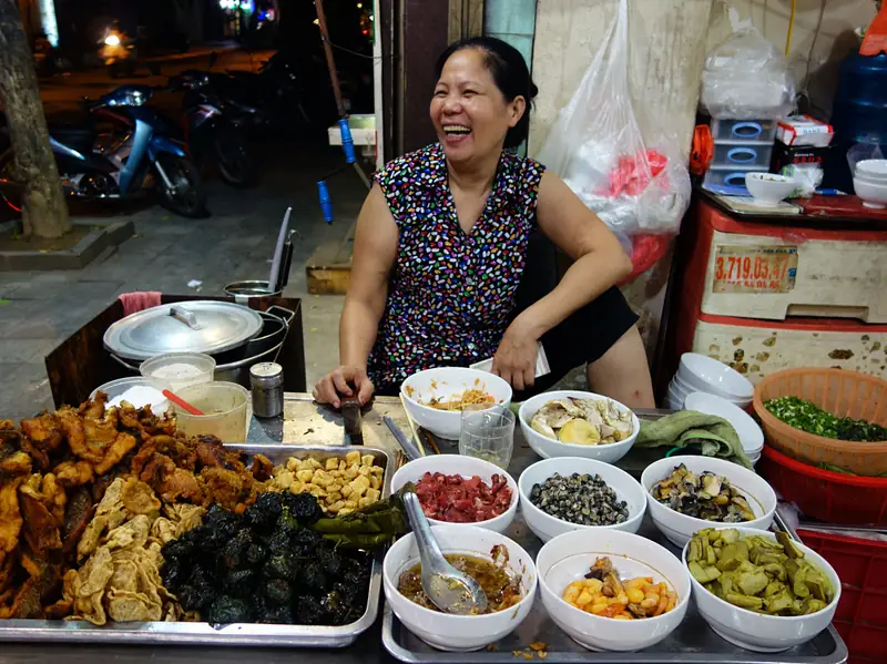 Uliczne jedzenie w Hanoi