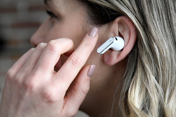 Udobne, glasne, sa jakom baterijom: Evo kako su se na "Blic" testu pokazale Huawei FreeBuds Pro 5 (FOTO, VIDEO)