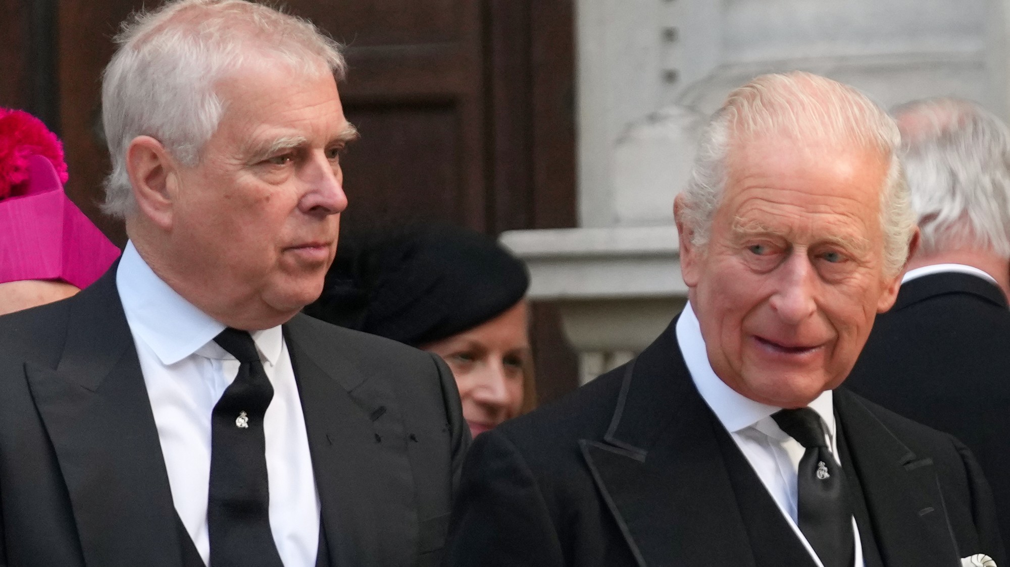 Bývalý britský princ Andrew s kráľom Karolom III.