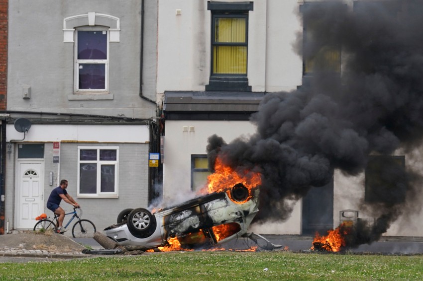 Antimigrantski protest u Midlsbrou u Britaniji 4. avgusta