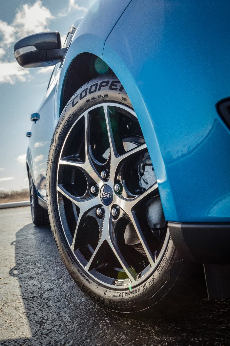 Ford focus jest najpopularniejszym samochodem na świecie - tak wynika z najnowszego raportu firmy Polk badającej rynek motoryzacyjny. Analiza liczby zarejestrowanych nowych aut wykazała, że w 2013 roku w ujęciu globalnym kompaktowy focus trafił w ręce 1 097 618 osób - to zdaniem analityków czyni go najlepiej sprzedającym się samochodem pod słońcem. To o ponad 8 proc. więcej niż w 2012 roku - 1 014 965 sprzedanych egzemplarzy. Ta informacja zbiegła się w czasie z premierą nowego focusa w wersji 4-drzwiowej - oto czym będzie kusić kierowców nowy sedan…