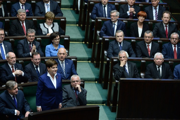 Desygnowana na premiera Beata Szydło (2L) składa ślubowanie poselskie
