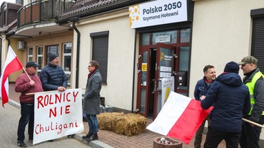 Demonstracje rolników przed biurami poselskimi. Protestujący przynieśli słomę i gnojowicę