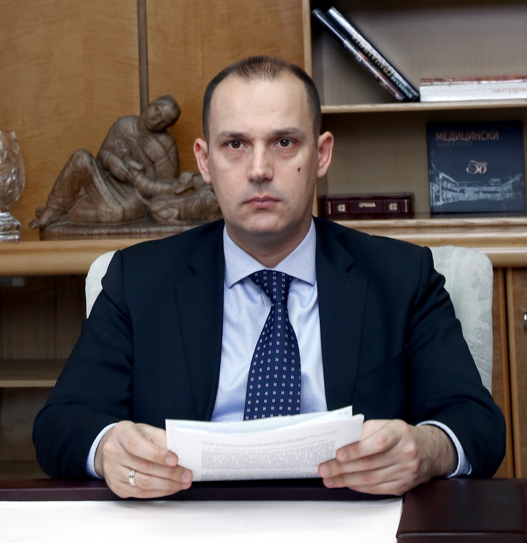 Zlatibor Lončar, aktuelni ministar zdravlja u Vladi Ane Brnabić, izjavio je juče gostujući na O2 televiziji da "gleda da nema" Crnogoraca u njegovom resoru QwUk9lLaHR0cDovL29jZG4uZXUvaW1hZ2VzL3B1bHNjbXMvTlRBN01EQV8vZjM1MjlmNzY1ODVjY2Y2YWE4Yjg5NTVlZmNiZjNmNmMuanBnkZMCzQLkAIEAAQ