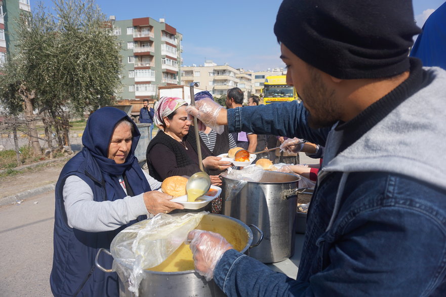 Turcy po trzęsieniu ziemi skazani są na pomoc humanitarną. Turcja, 2023 r.