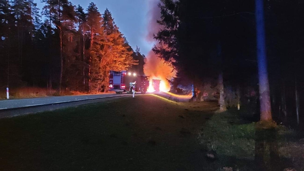 Podlaskie. Naczepa tira w ogniu, droga krajowa 65 była zablokowana