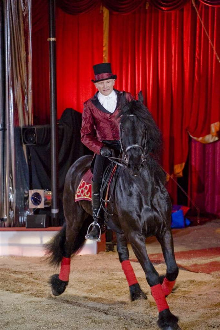 Popularny aktor z serialu "Złotopolscy" Marek Siudym pasjonuje się końmi. Artysta często gości również na wyścigach
