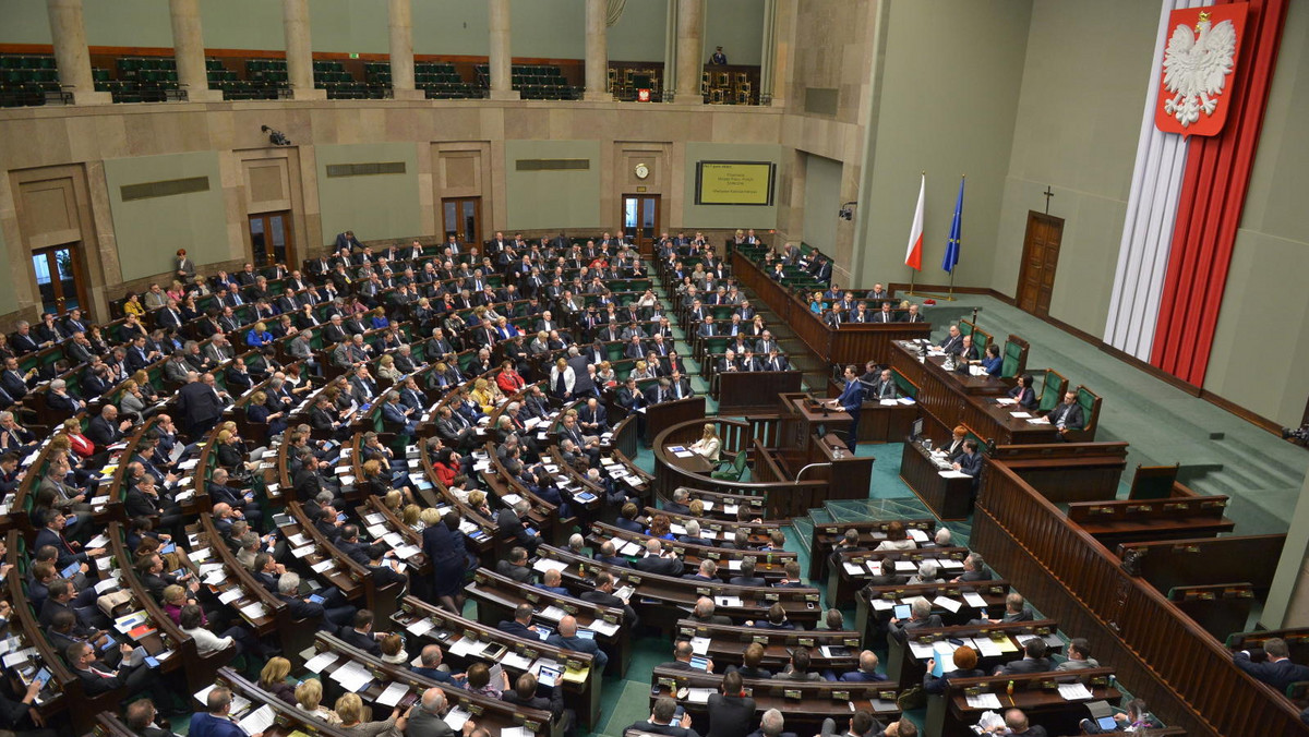 Sejm uchwalił w piątek ustawę przywracającą prawo do zasiłków opiekunom dorosłych osób niepełnosprawnych, którzy stracili je w zeszłym roku. Ustawa realizuje grudniowy wyrok Trybunału Konstytucyjnego.