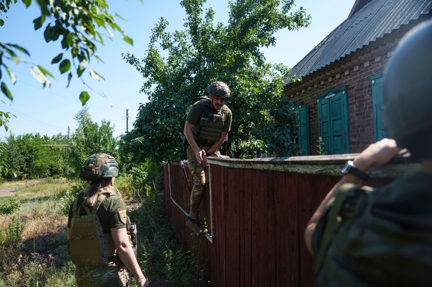 Ukrajinska vojska evakuše ljude u Torecku u Donjeckoj oblasti 