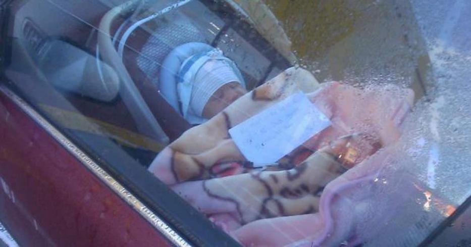 A pár egy magára hagyott kisbabát lát a kocsiban egy levéllel. Mikor azt elolvassák felrobbannak a méregtől