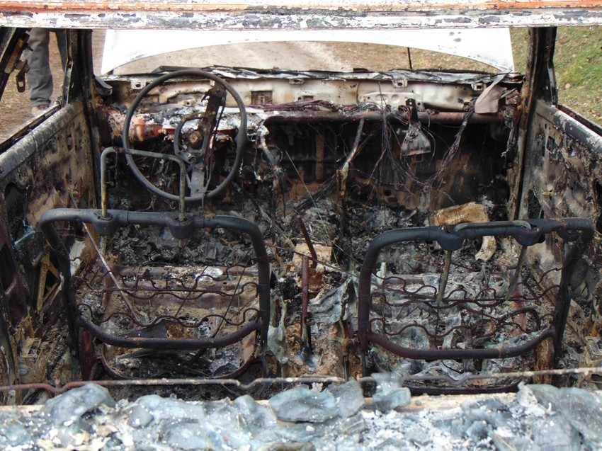 Moguće je da je auto planuo kada su lopovi pokušali da ga startuju preko pokidanih kablova