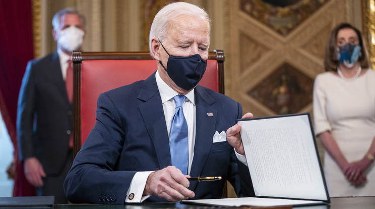 Joe Biden kirakta Churchill mellszobrát az Ovális irodából /Fotó: MTI/EPA/Pool/Jim Lo Scalzo