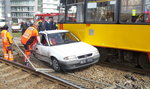 Opel zderzył się tramwajem 