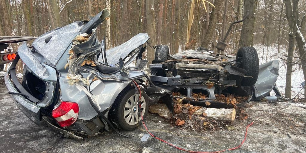 BMW po uderzeniu w drzewo zostało rozerwane na dwa kawałki. 