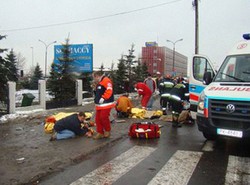 Lekarze walczą o życie rannych kolarzy