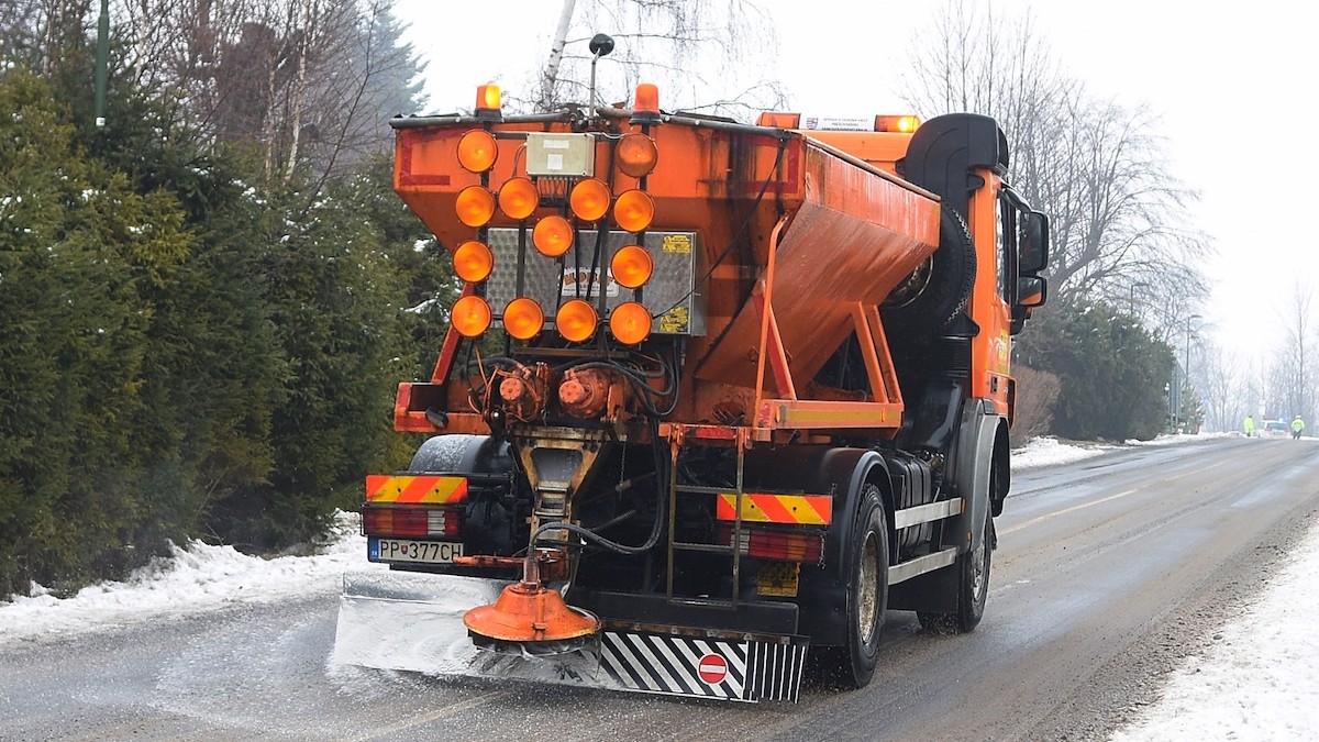 Posypové vozidlo sype soľ na šmykľavú cestu