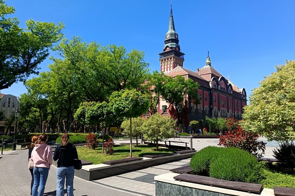 SRPSKA BUDIMPEŠTA NA 80 MINUTA OD BEOGRADA: Ovaj grad je prava prolećna bajka koji preplavljuje društvene mreže, a mi otkrivamo do poslednjeg dinara koliko košta (DETALJAN CENOVNIK)