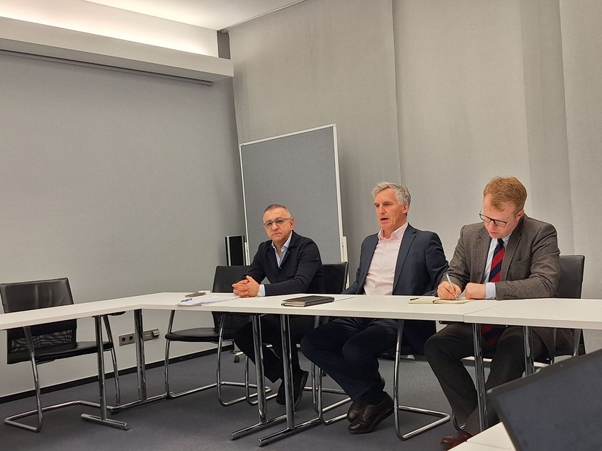 Jugoslav Mišković (levo), Jirgen Racinger (u sredini)