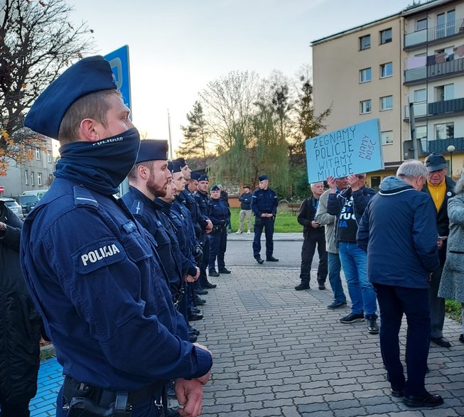 Policja dbała, by protestujący nie byli widoczni przez uczestników spotkania z Kaczyńskim.