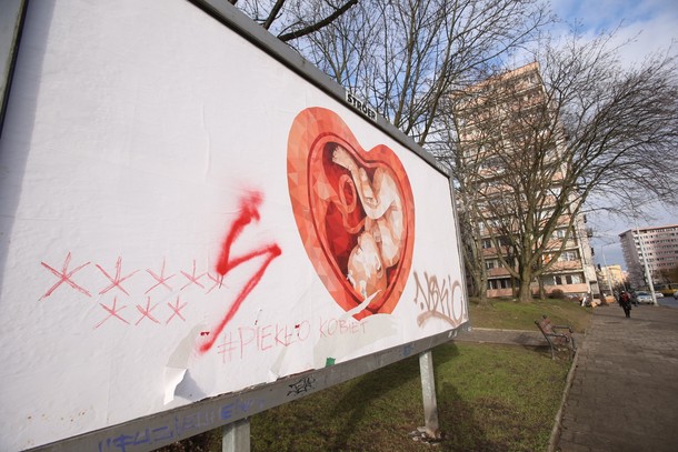 Szczecin, al. Wyzwolenia. Plakat Fundacji Nasze Dzieci