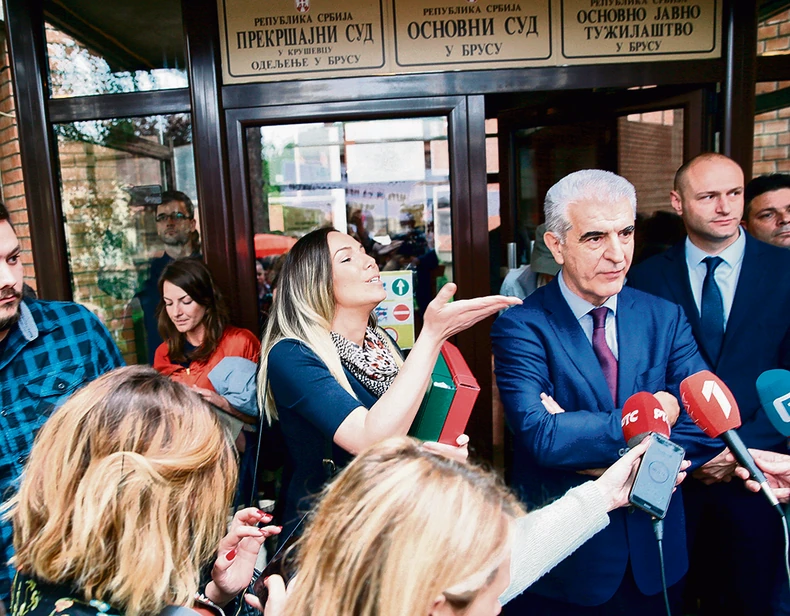 Marija Lukić
stalno trpi neumesna dobacivanja