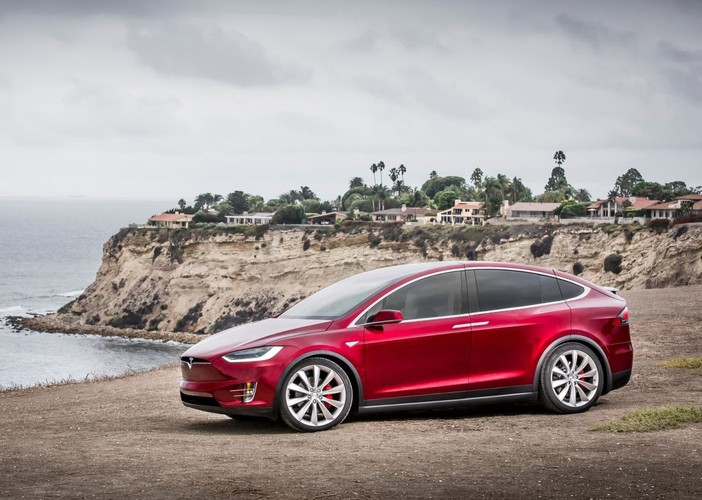 Na pierwszym miejscu w zestawieniu Consumer Reports znalazł się samochód elektryczny. Model X 90D produkowany przez Teslę kosztuje według Consumer Reports od 83 tys. dolarów (ponad 330 tys. zł). Specjaliści musieli w tym przypadku zastosować ekwiwalent MPGE (mile-per-galon gasoline equivalent). Zgodnie z ich obliczeniami model ten jest w stanie na teoretycznym jednym galonie paliw przejechać w miejcie 90 mil, a na trasie 94 mile. Po przeliczeniu – Tesla Model X 90D pokona na ilości energii odpowiadającej jednemu litrowi paliwa około 32 km w mieście i tyle samo na trasie.